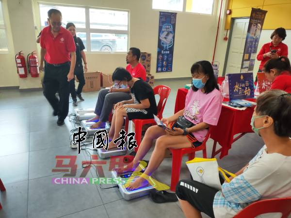 民众正体验太赫兹细胞活化仪。