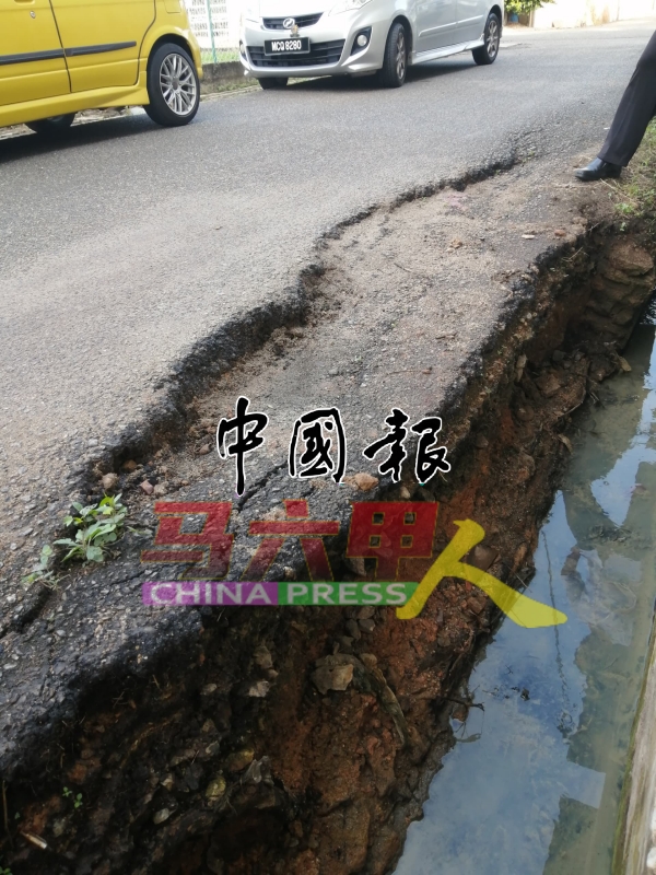 路面相信被重型交通工具不断辗压而下陷。