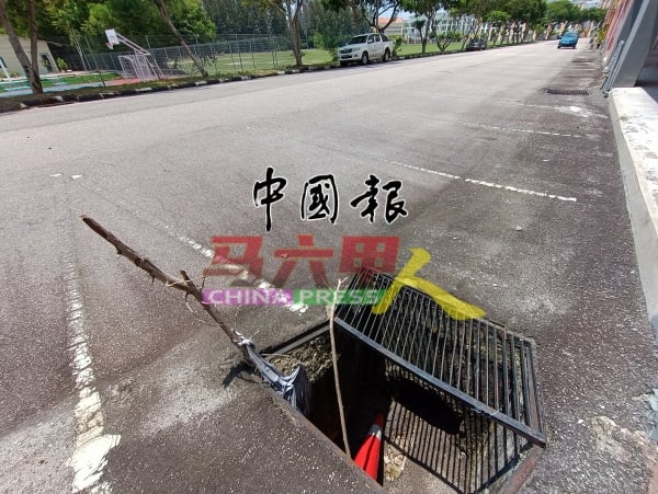 一些沟盖损坏或失窃，成为伤人陷阱，当地民众则放些树干提醒公路使用者注意安全。