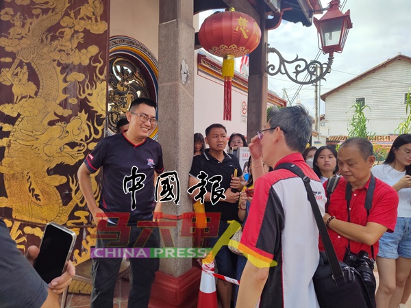 李斯斌（左）告知粉丝范爷参观青云亭的行程取消。