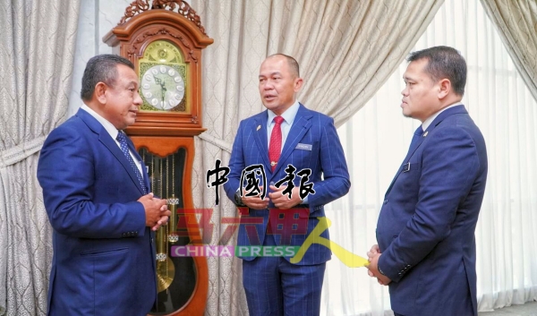 沙丹(右2起)拜会阿兹哈。(图取自市政厅面子书)