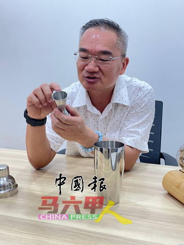 邱培栋指以“盎司”为测量单位的调酒测量杯，在国际上广泛使用，当局没有必要矫枉过正。