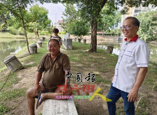 经常到集水池乘凉休闲的林亚美（左）说，死鱼出现将近一周了，右为刘志俍。