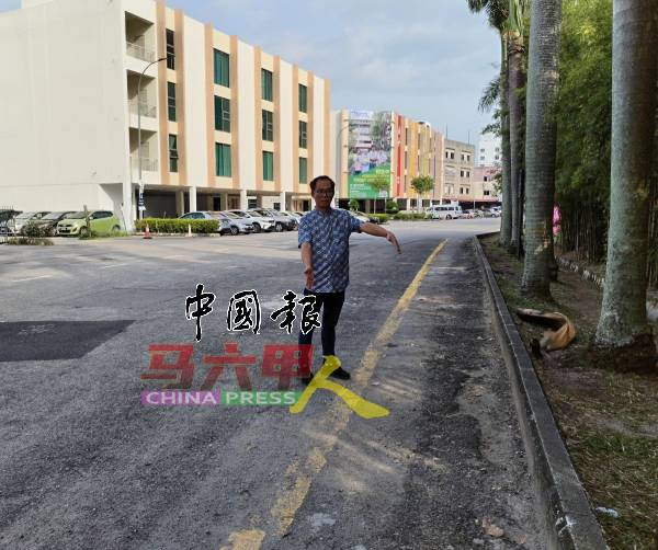 刘志俍建议在沈慕羽路，可划上打横式的泊车位。