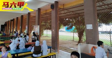 鸦群飞入食堂“争食”    招茂华小设网挡鸦