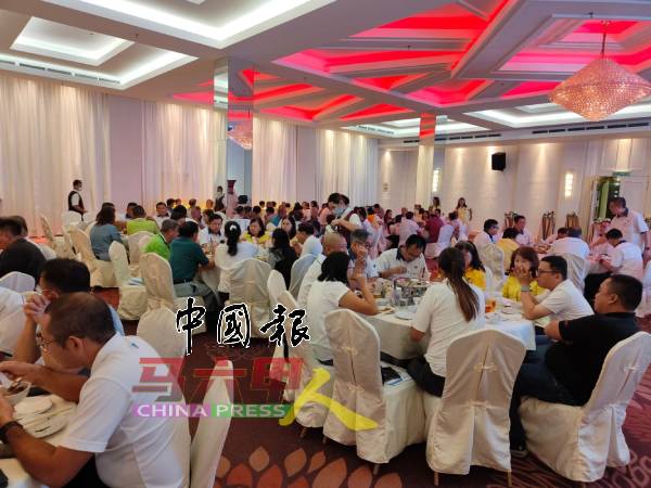 党员踊跃出席马华汉都亚再也区会代表大会。