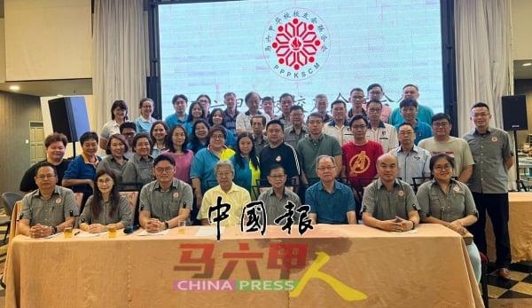 马六甲华校校友会联合会会员大会出席的会员，前排右4为陈达留。