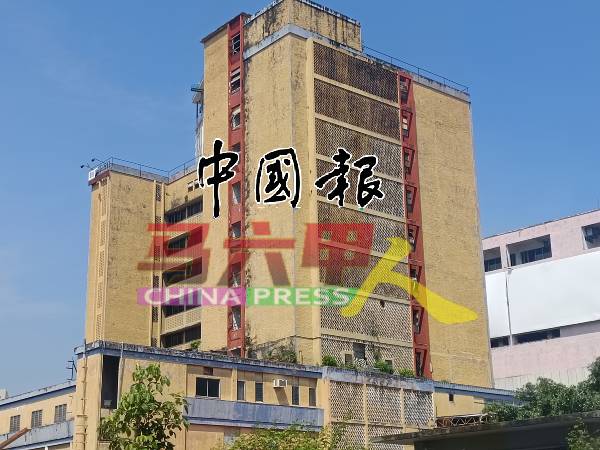 建筑历史超过50年，外观泛黄脏兮兮，如今沦落为废墟，为甲市区形象扣分。