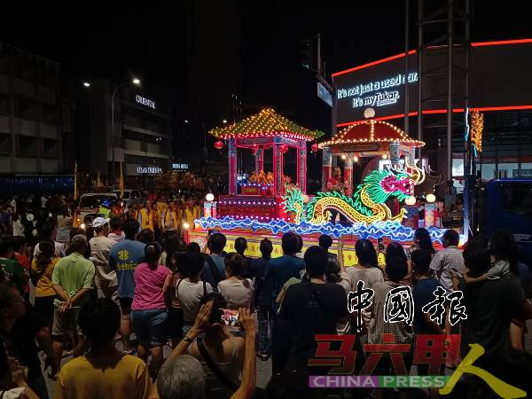 众人摇神轿，祈求风调雨顺，国泰民安。