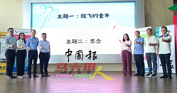 陈书汶（左4）为全甲小学生现场作文比赛，主持揭题仪式。左起吴志祥、罗颖颖、熊子健；右起本报林钦为、韩斌元、郑国华及王燕玲。