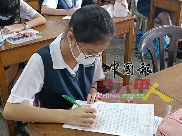 这位女生没一下功夫就快写满一页作文，相信已做足准备功夫。