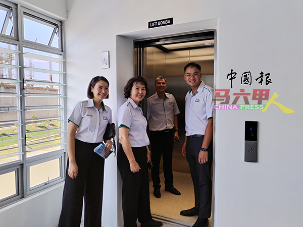 每栋I-Asrama备有3台电梯。右起为PDG集团业务开发执行长魏力钧、魏佑杰与夫人黄绣治及总营运长魏炜。