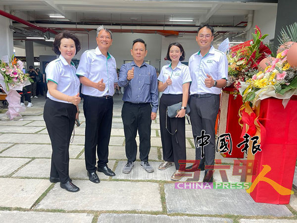 《中国报》甲州经理林钦为（左3）到场祝贺。