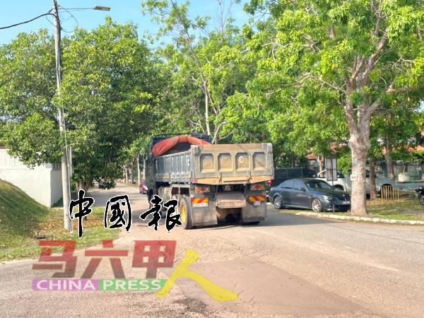 重型车辆及罗厘频密进出，TU 9路长约1公里的路面遭受破坏。