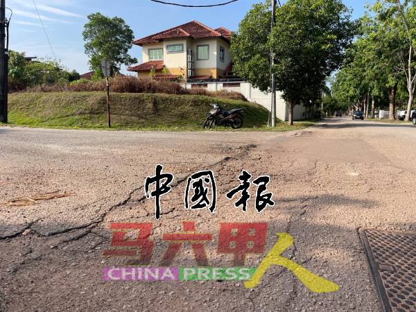 破坏的道路对当地居民造成了安全威胁。