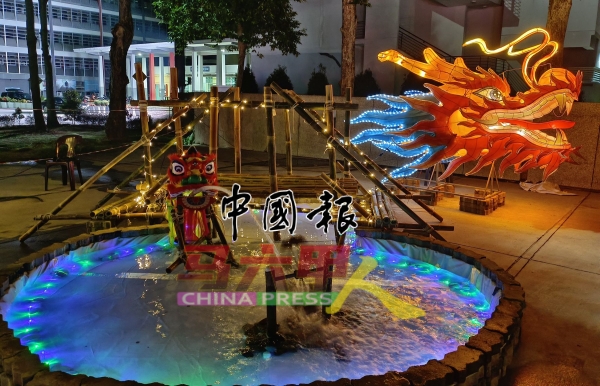 嘉年华会筹委会精心布置了以龙头及小木桥为主的打卡点。