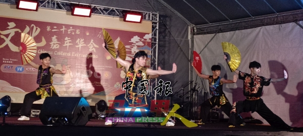 精彩的武术表演,增加园游会的热闹气氛。