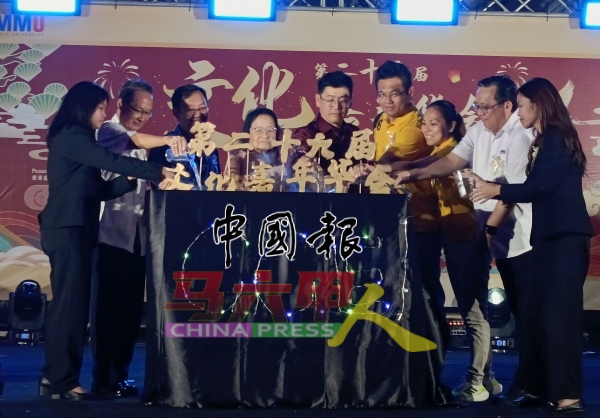 嘉宾们主持开幕仪式,左起为刘澬莹、吴其升、黄运强教授、江雪霞、房有平、许文华、吴慧玲、包久耐及陈钇芯。