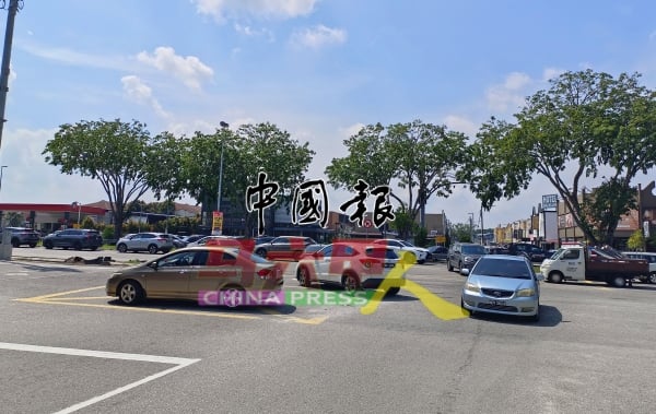 拉末1路（Old Town连锁咖啡店）外的路口，来自四面八方的车子多了，要出入路口难也危险。