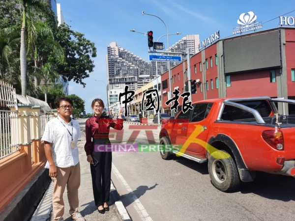 骆慧茹(右)指,道路白线已看不清,当亮红灯时,许多不熟当地路况的左车道车主会紧急煞车停下,十分危险,左为李春沅。