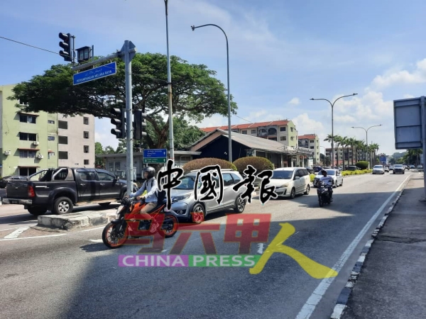 马路的白线褪色,显得模糊不清,容易引起道路使用者的混淆。