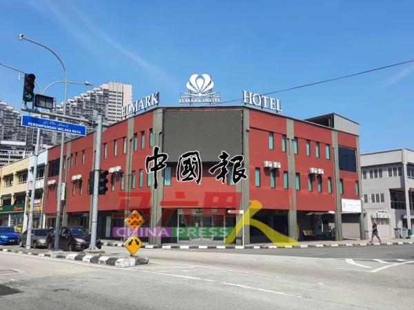左车道的车辆可直接通行,无需等候红绿灯,李春沅建议在路口设直走红绿灯,以及重画白线,让驾驶人士一目了然。