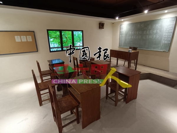 校史馆复原80与90年代的课室场景。