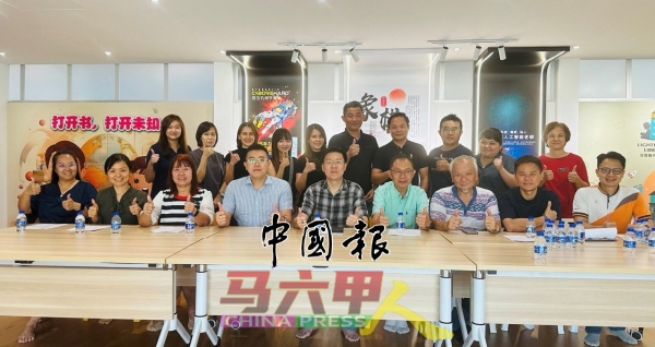 育华学校再次呼吁善翁人士和校友慷慨解囊。前排左3起为郑春美校长、郑立威、柯伟强、陈水金、王金狮、林志健和杨泇勇。