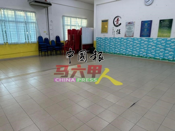 礼堂的部分地砖出现松动和翘起,修复工作需要额外的资金支持。