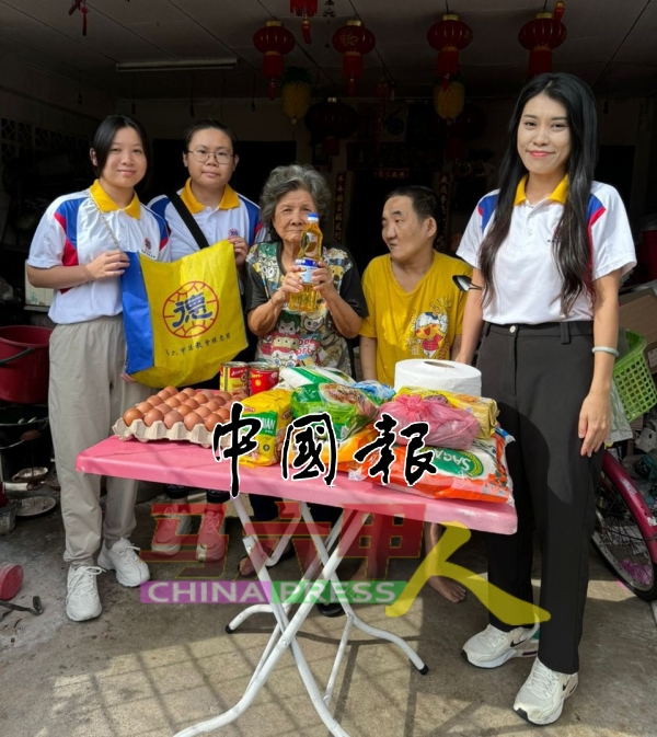 李诗盈(左起)和吴淑娟参与济贫布施活动。右为振忠阁医药组主任颜丽清。