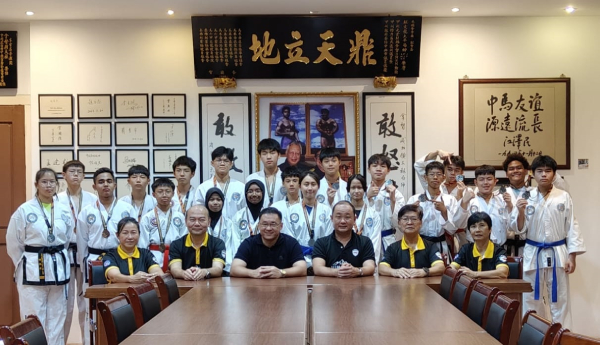 得奖选手与会长拿督威拉颜天禄(前排左3起)、拿督罗德发、陈佳和总教练合照,前排左起为吴慧香、钟制霖,前排右为陈晓媚。