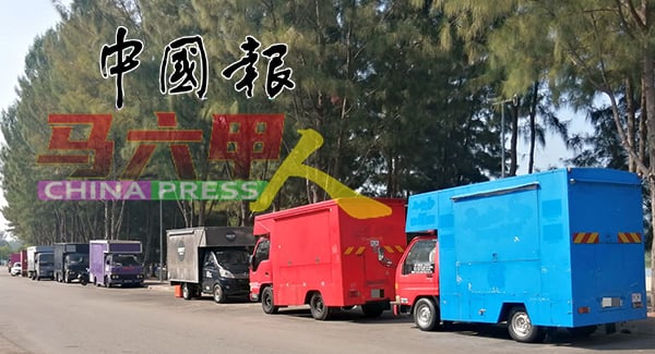 吉里望海滩沿路有不少餐车，为游客提供各种美食。