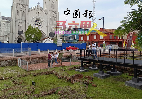 ■不少游客会停下脚步,参观维多利亚堡垒遗址,包括拍照留念。