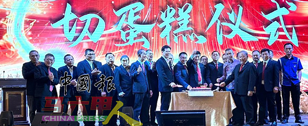 马六甲车商公会庆祝51周年纪念，理事成员与嘉宾上台主持切蛋糕仪式。