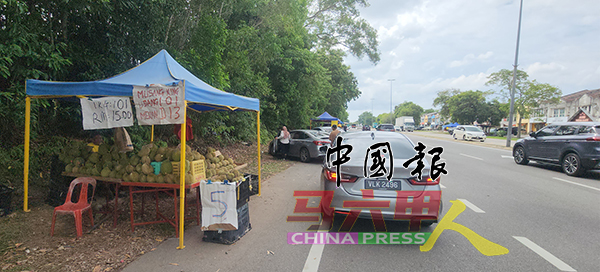 在榴梿飘香季节，沿途不少榴梿摊档展出各种宣传手法，以吸引消费者购买。