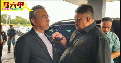 甲首长受郑和精神感动      建议华校改名“郑和学校”