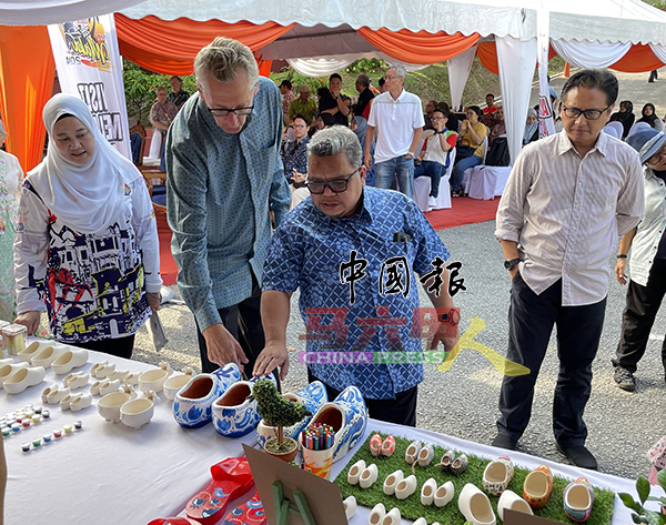 小摊位展出荷兰木鞋，吸引恩妮韩沙（左起）、嘉克斯威纳、再迪及沙阿里参观。