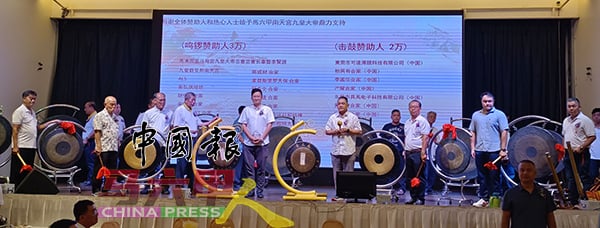 嘉宾及赞助人主持鸣锣与击鼓仪式，左4起为李贤源、谢守钦、孙殿赐及郭子毅（右2）。