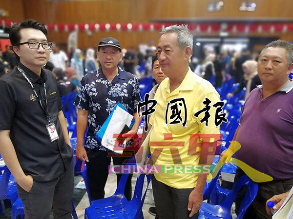 ■赖天斌（左）协助野新民众处理民生课题投诉。