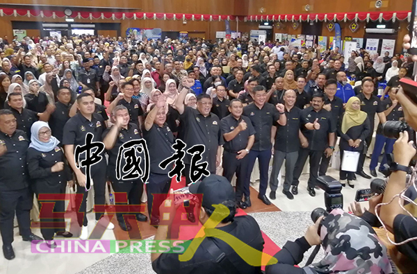 ■阿都拉勿（前排左6）率领甲州立法议会议员、行政议员和政府官员等，高喊信心口号。