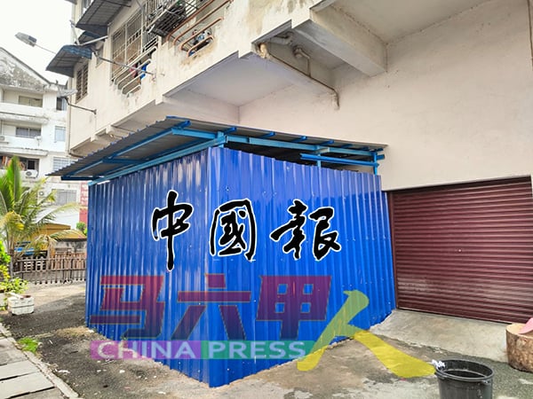 杂货店业者被指在店后筑起围篱养鸡，唯由于对方未开门做生意，执法人员无法确认真假。