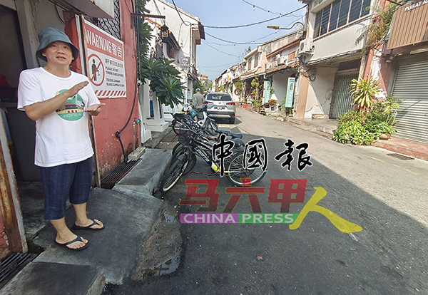 陈益龙：摊位弄脏街道，留下的油渍也发臭。