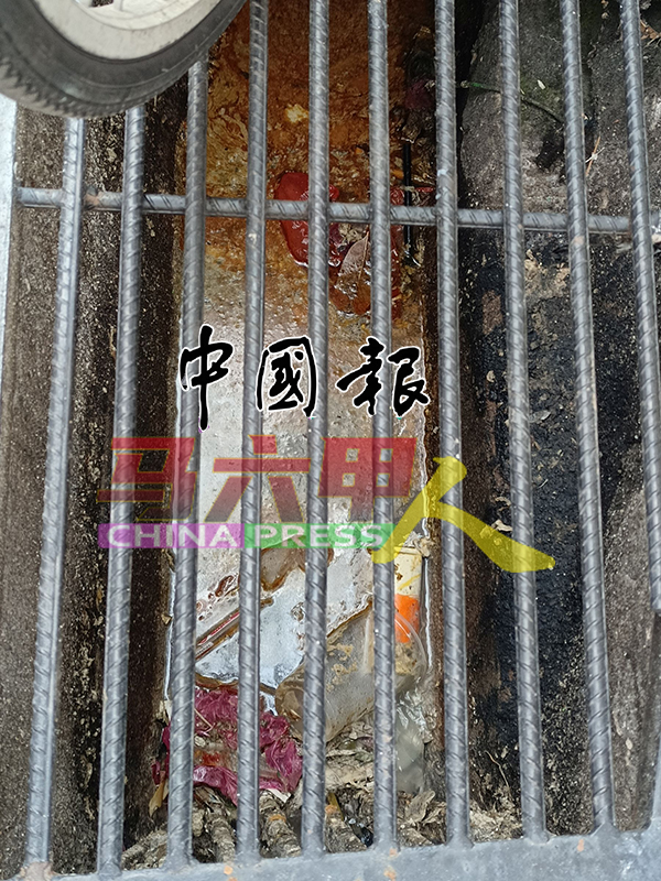 沟渠留下饮料杯及食物塑料袋等等垃圾，及布满油渍，发出臭味。