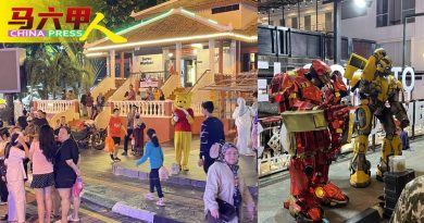 大黄蜂 钢铁侠 蜘蛛侠 来耍帅 无车区  吸引街头卖艺