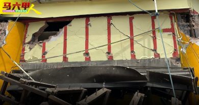 上招牌意外！   广告牌同屋檐一起坠下   工作人员摔伤