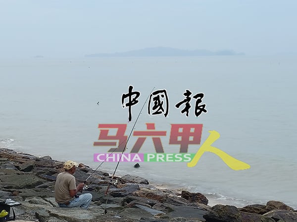 周五及周六两天，在巴当德姆海滩垂钓的民众，发现五屿岛被烟霾“锁”着，无法望到岛的全貌。