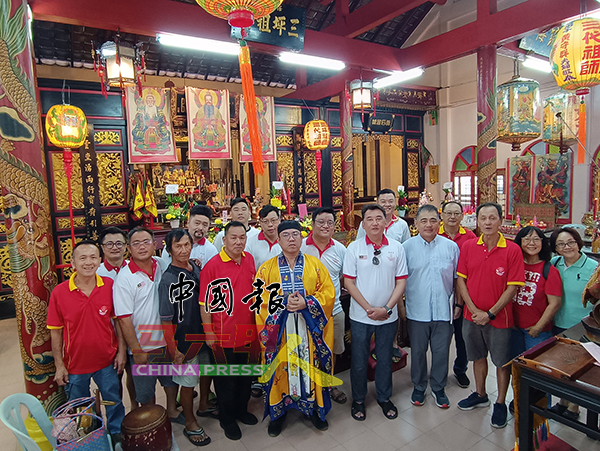 ■不少善信及保安宫成员，虔诚到来向座主三坪祖师祝寿。