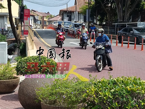 一些摩哆骑士为了节省时间及贪图便利，于是冒险进行违规行驶。