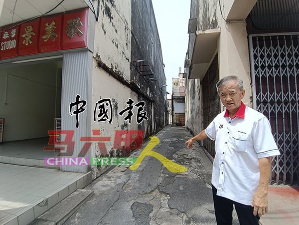 陈劲源建议摩哆骑士取道武雅拉也街大中书局对面的小巷，以通往新路到河边街方向。