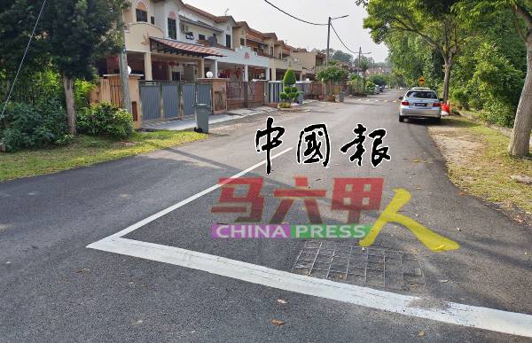 重铺的花园道路也画上白线。